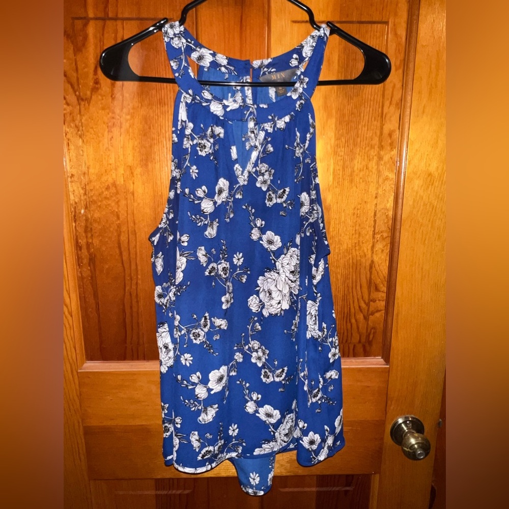 XL MIX blue top with white/ black outlined flowers